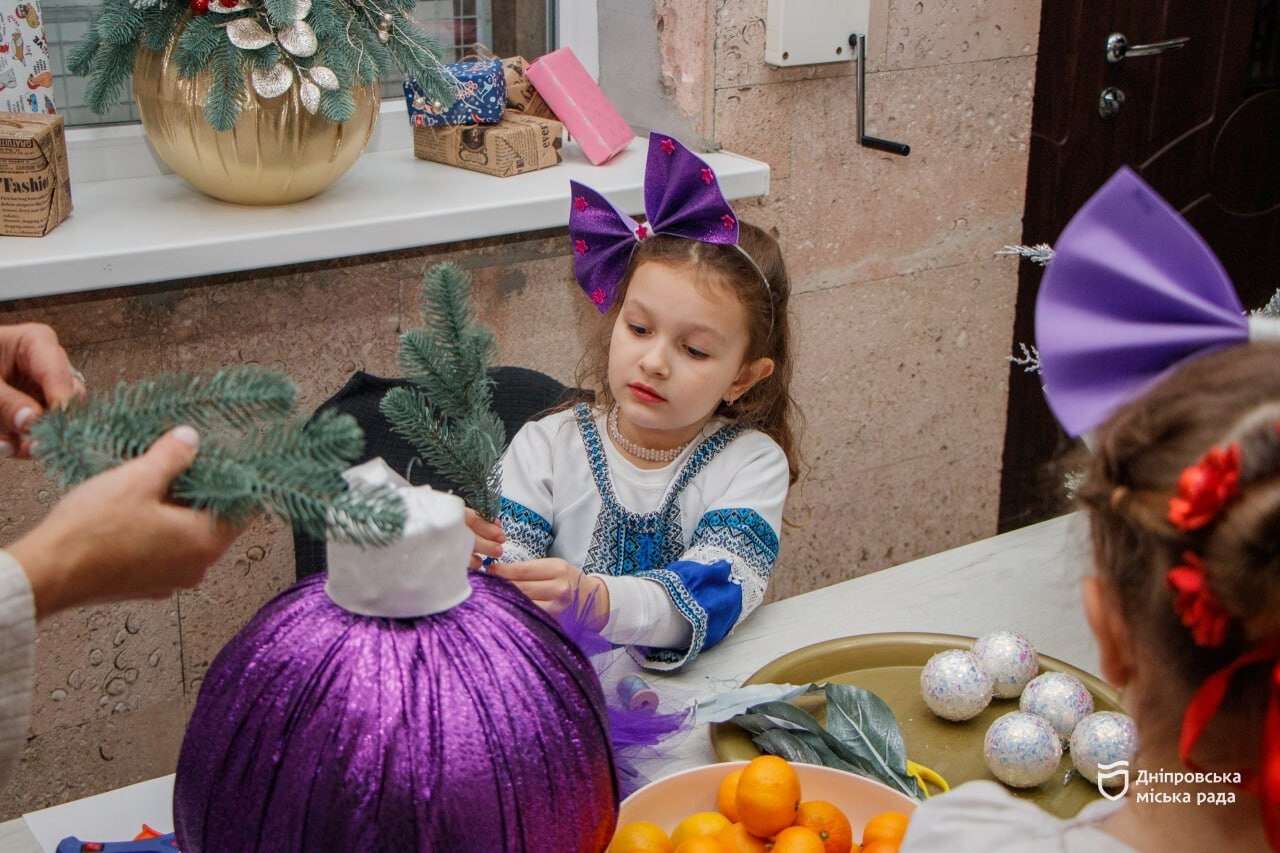 "Ми тримаємо фронт, щоб діти в Дніпрі могли спокійно порадіти Різдву": військовий про новорічні локації у безпечних місцях