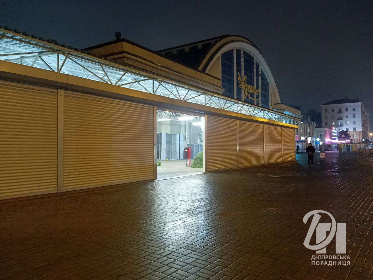 Новорічні ялинки з'явилися на центральному ринку "Озерка" у Дніпрі