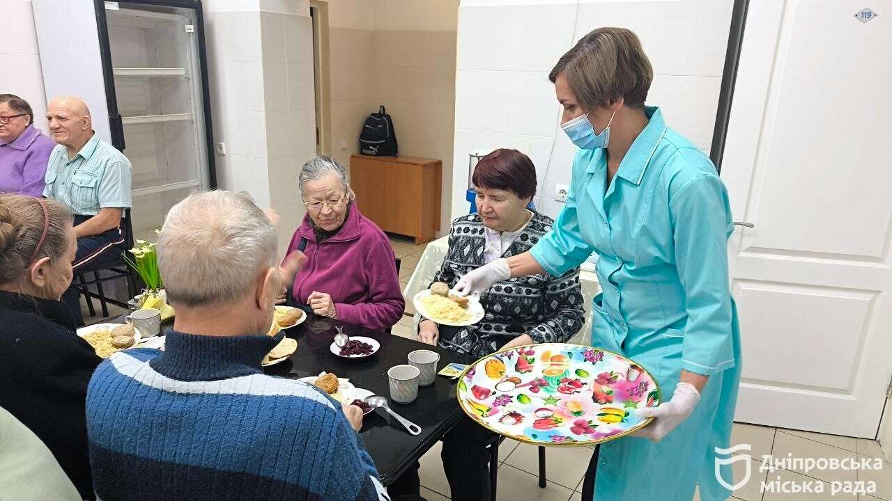 Турбота, незважаючи ні на що: терцентр у Дніпрі забезпечує підопічних гарячими обідами навіть без світла