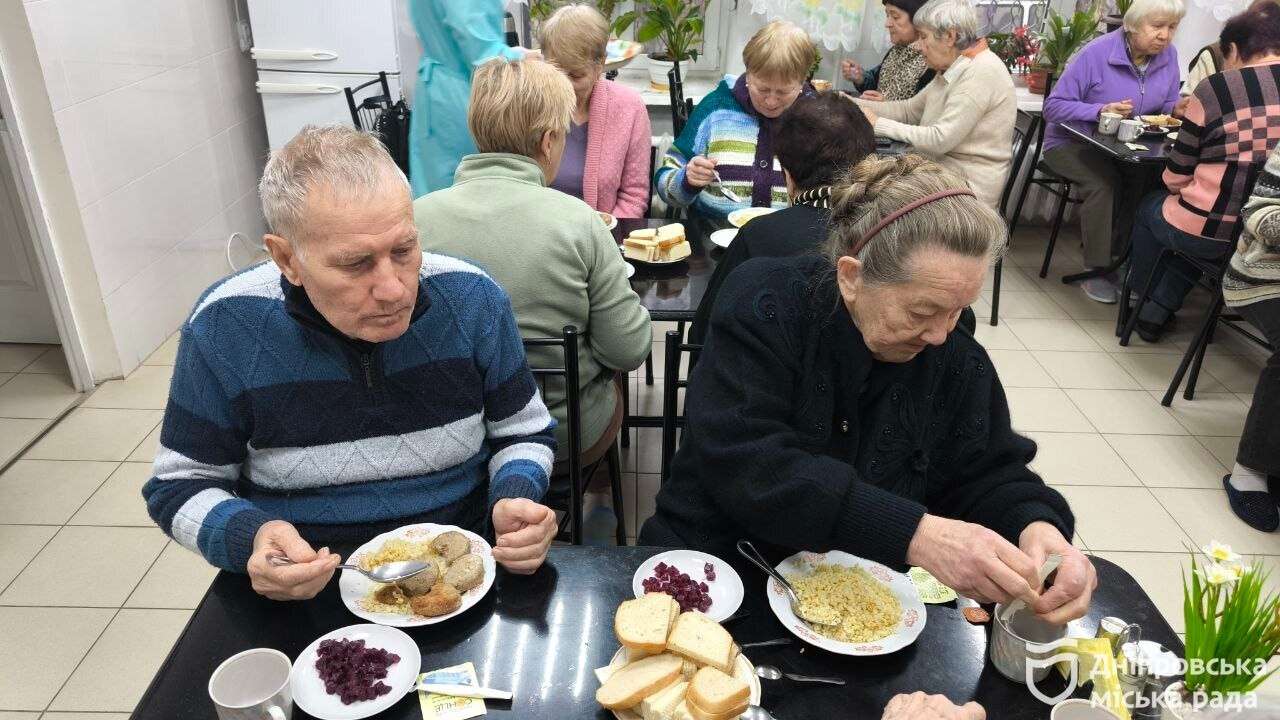 Турбота, незважаючи ні на що: терцентр у Дніпрі забезпечує підопічних гарячими обідами навіть без світла