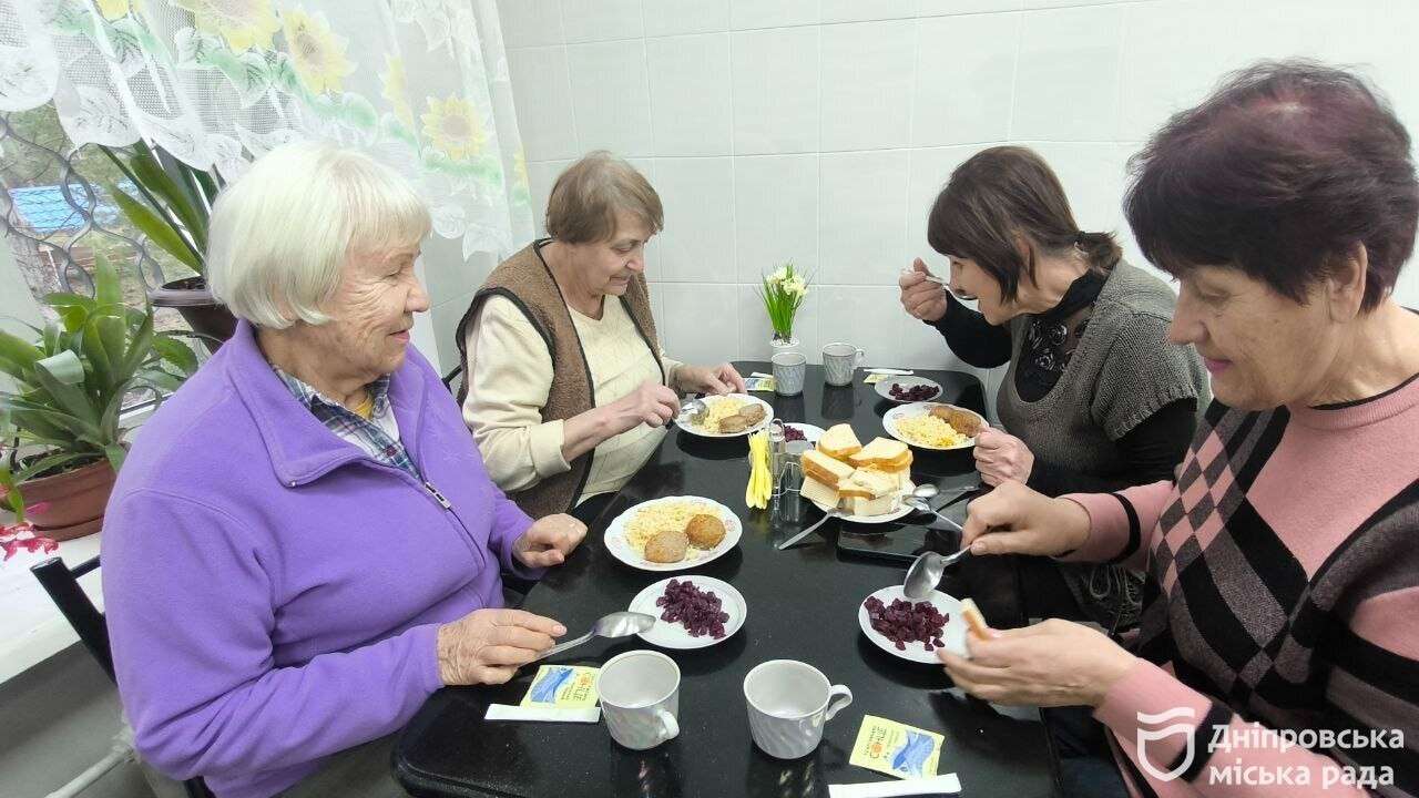 Турбота, незважаючи ні на що: терцентр у Дніпрі забезпечує підопічних гарячими обідами навіть без світла