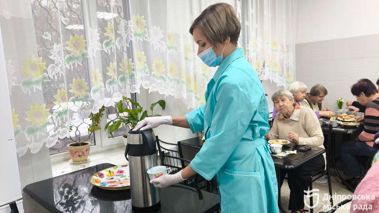 Турбота, незважаючи ні на що: терцентр у Дніпрі забезпечує підопічних гарячими обідами навіть без світла