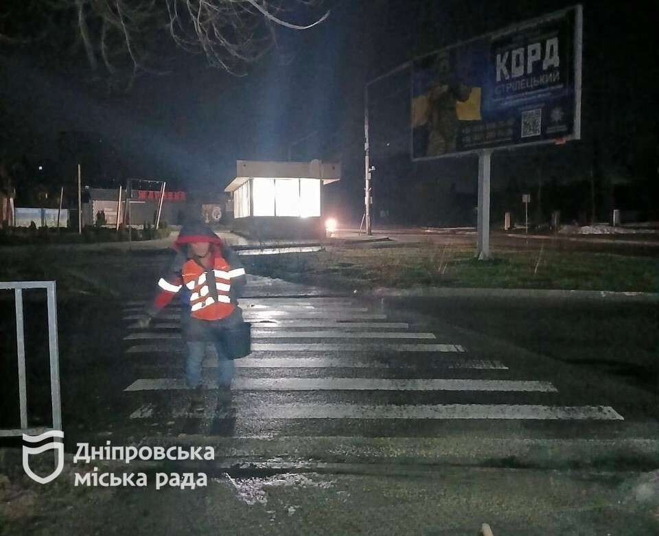 У Дніпрі з погіршенням погоди комунальні служби оперативно почали працювати на автошляхах і тротуарах