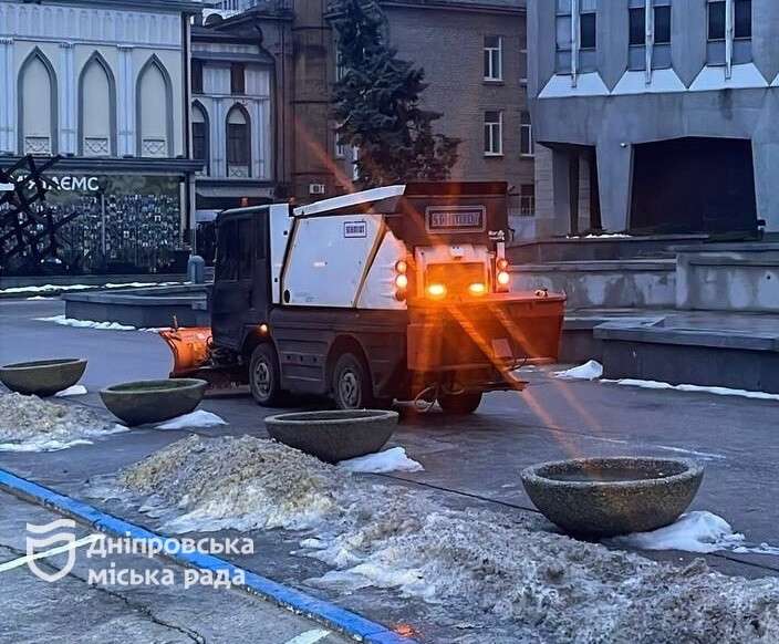 У Дніпрі з погіршенням погоди комунальні служби оперативно почали працювати на автошляхах і тротуарах