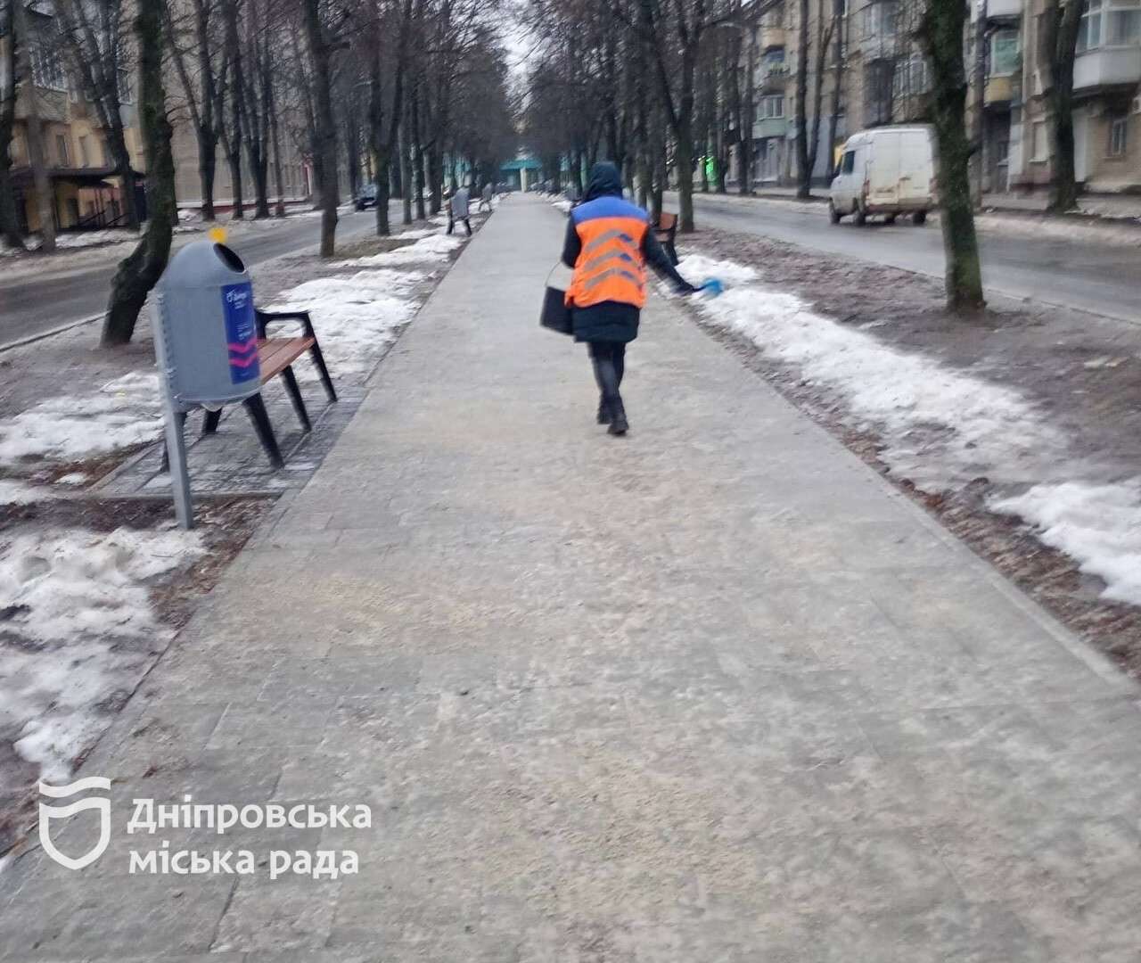 У Дніпрі з погіршенням погоди комунальні служби оперативно почали працювати на автошляхах і тротуарах