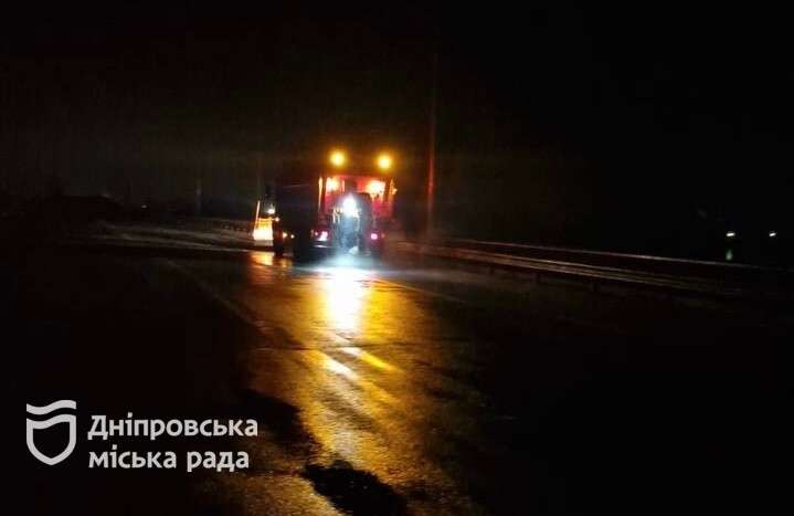 У Дніпрі з погіршенням погоди комунальні служби оперативно почали працювати на автошляхах і тротуарах