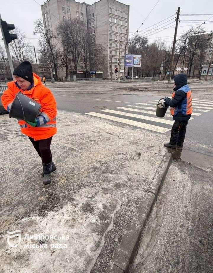 У Дніпрі з погіршенням погоди комунальні служби оперативно почали працювати на автошляхах і тротуарах