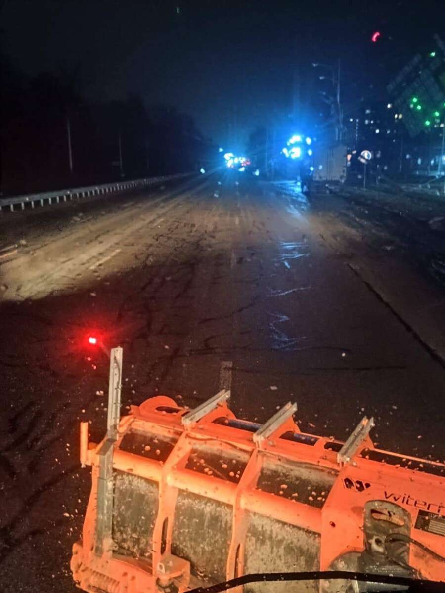 У Дніпрі ускладнення погодних умов - на автошляхах працює спецтехніка