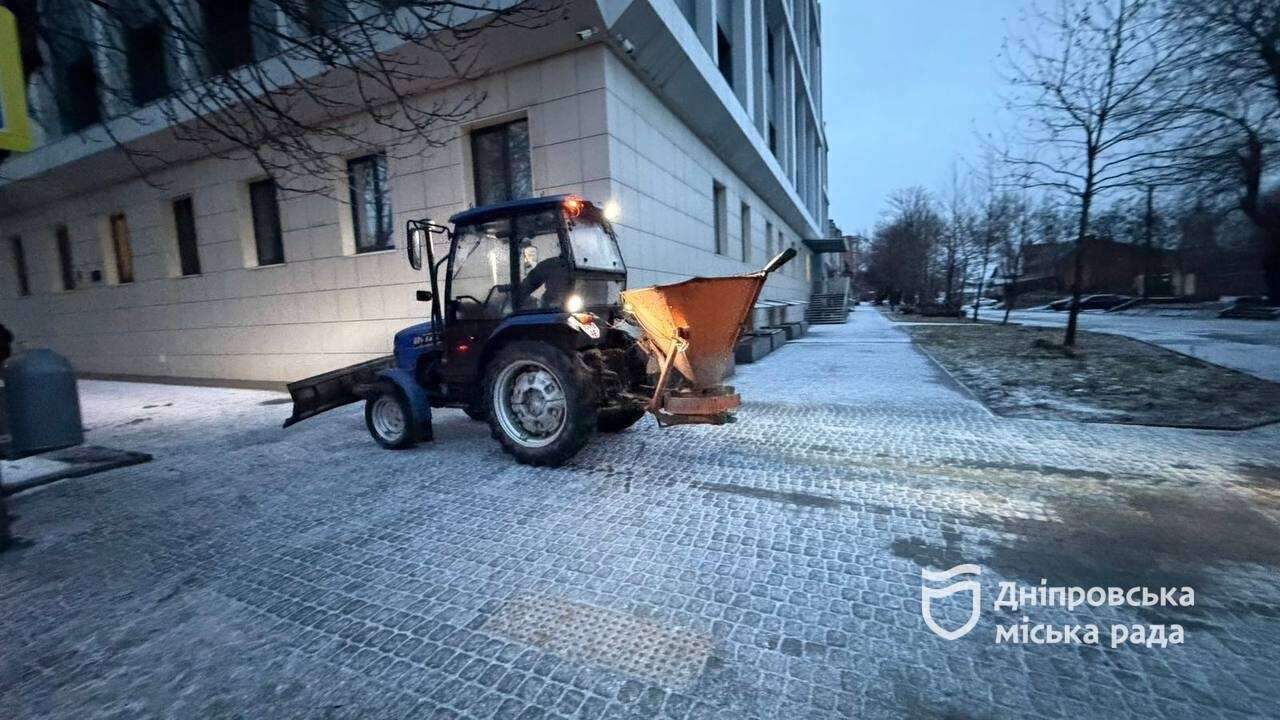 На дорогах Дніпра працює спецтехніка. Водіїв закликають пропускати комунальні машини