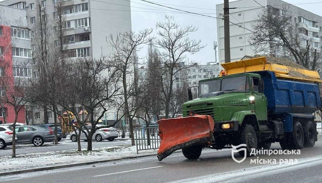 На дорогах Дніпра працює спецтехніка. Водіїв закликають пропускати комунальні машини