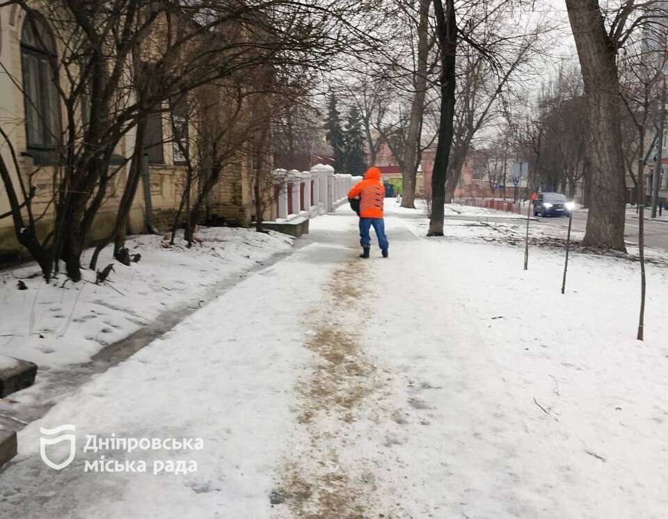 У Дніпрі з ночі долають наслідки ожеледиці: комунальники працюють у посиленому режимі