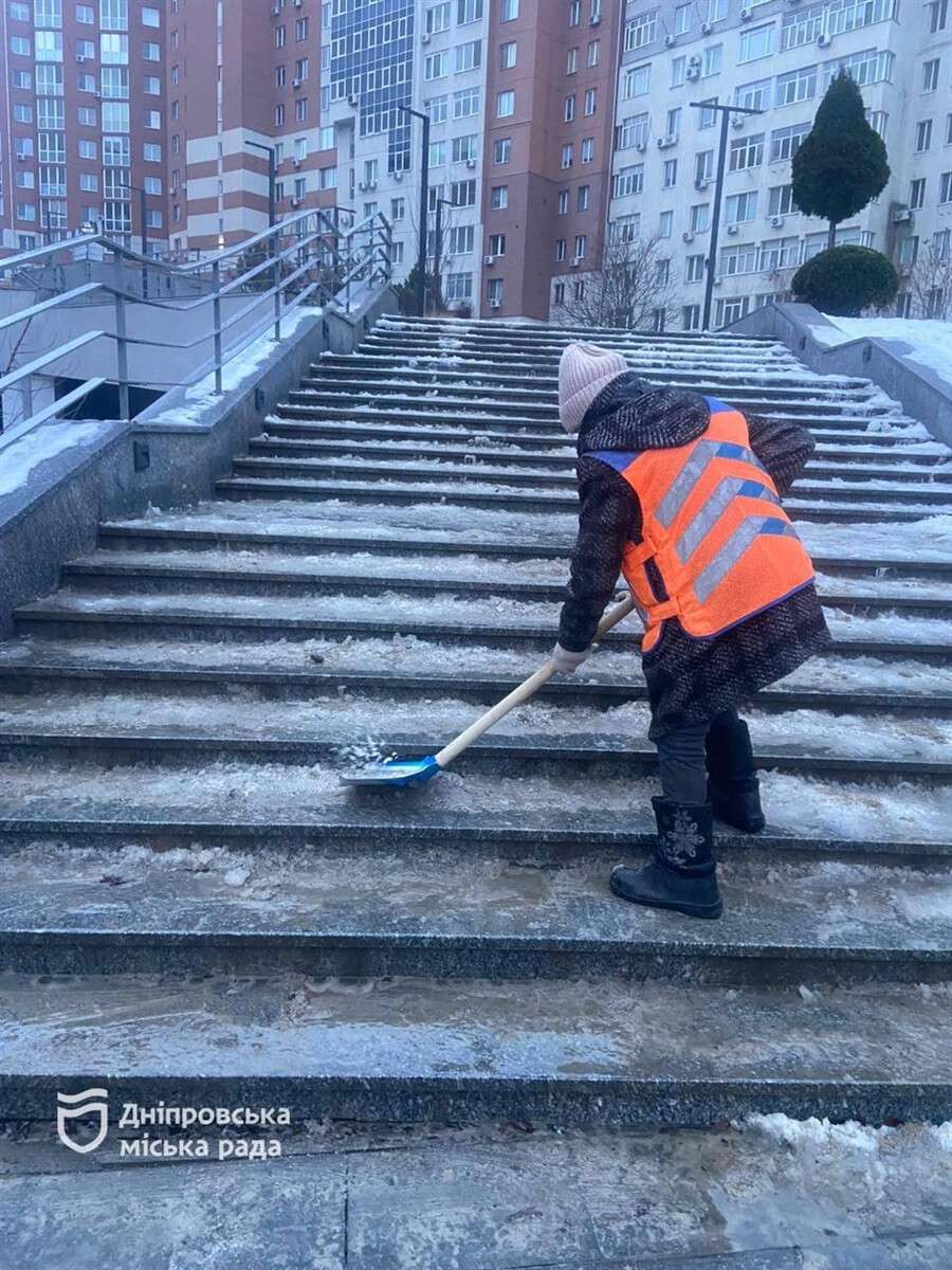 У Дніпрі з ночі долають наслідки ожеледиці: комунальники працюють у посиленому режимі