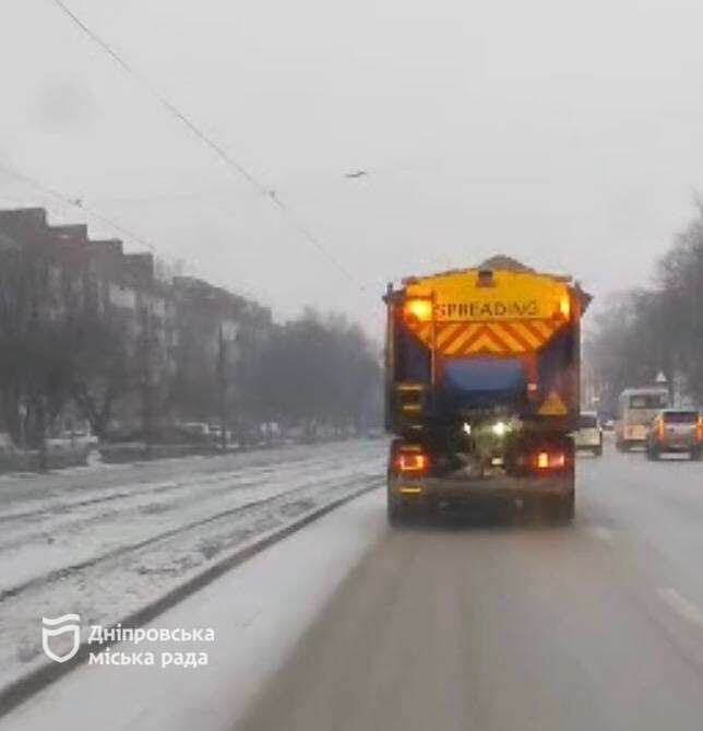 У Дніпрі з ночі долають наслідки ожеледиці: комунальники працюють у посиленому режимі