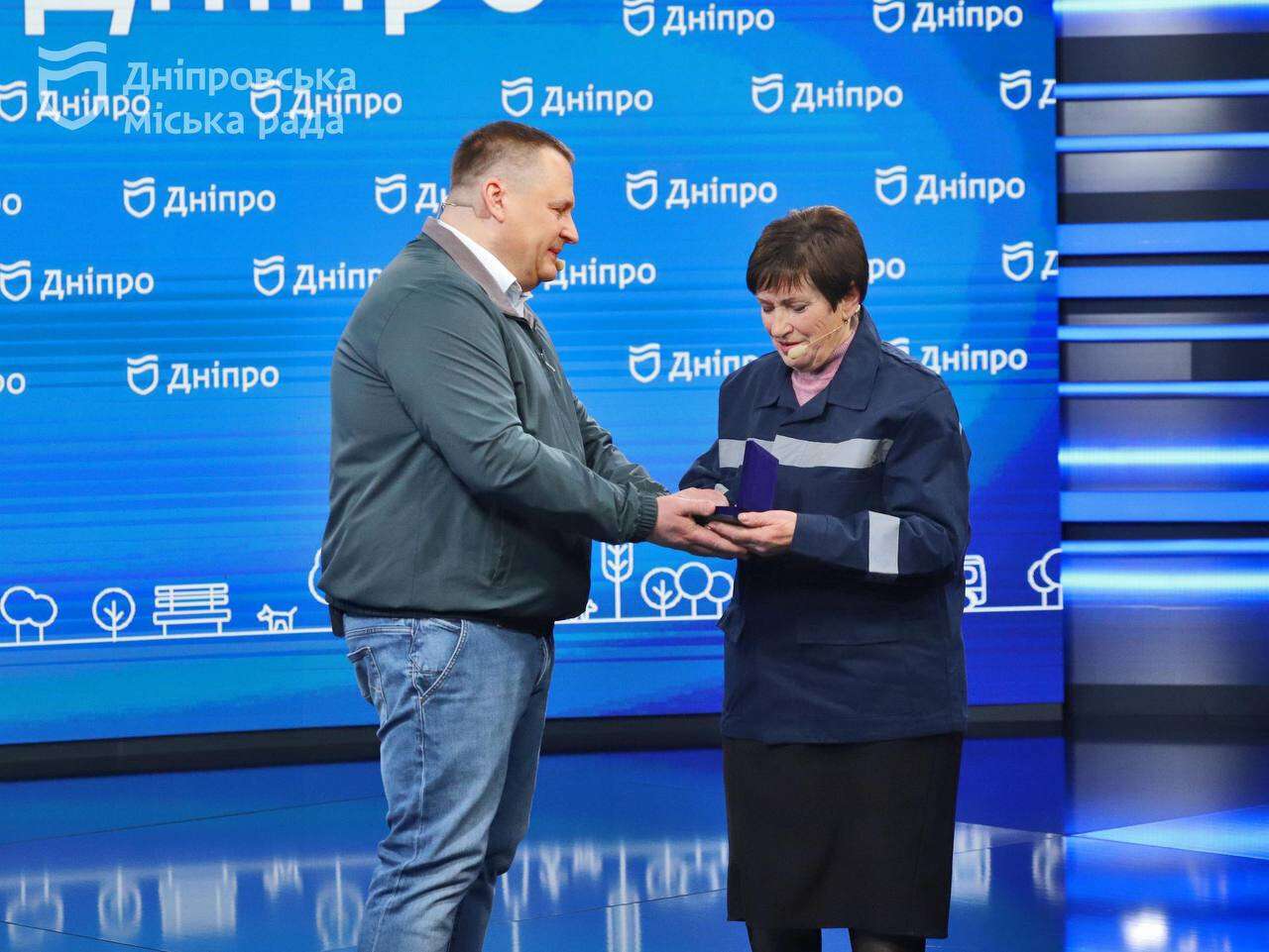 Дніпро вшановує незламних: міська влада відзначила героїв комунального фронту