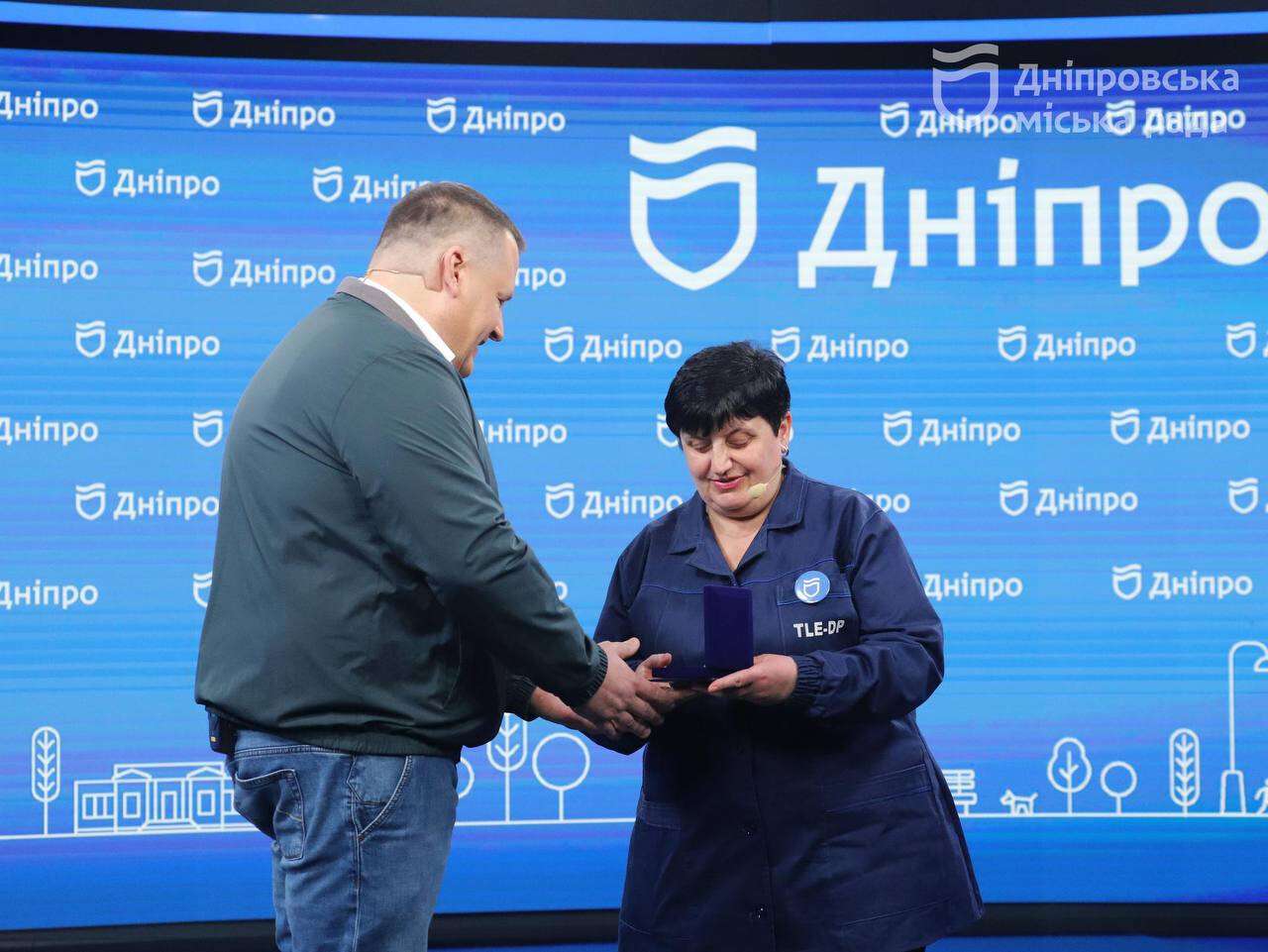 Дніпро вшановує незламних: міська влада відзначила героїв комунального фронту