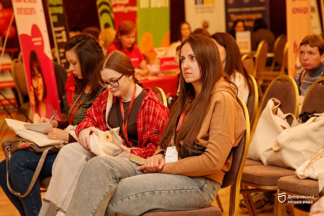 Дніпро сприяє працевлаштуванню жінок: у місті пройшов масштабний ярмарок вакансій