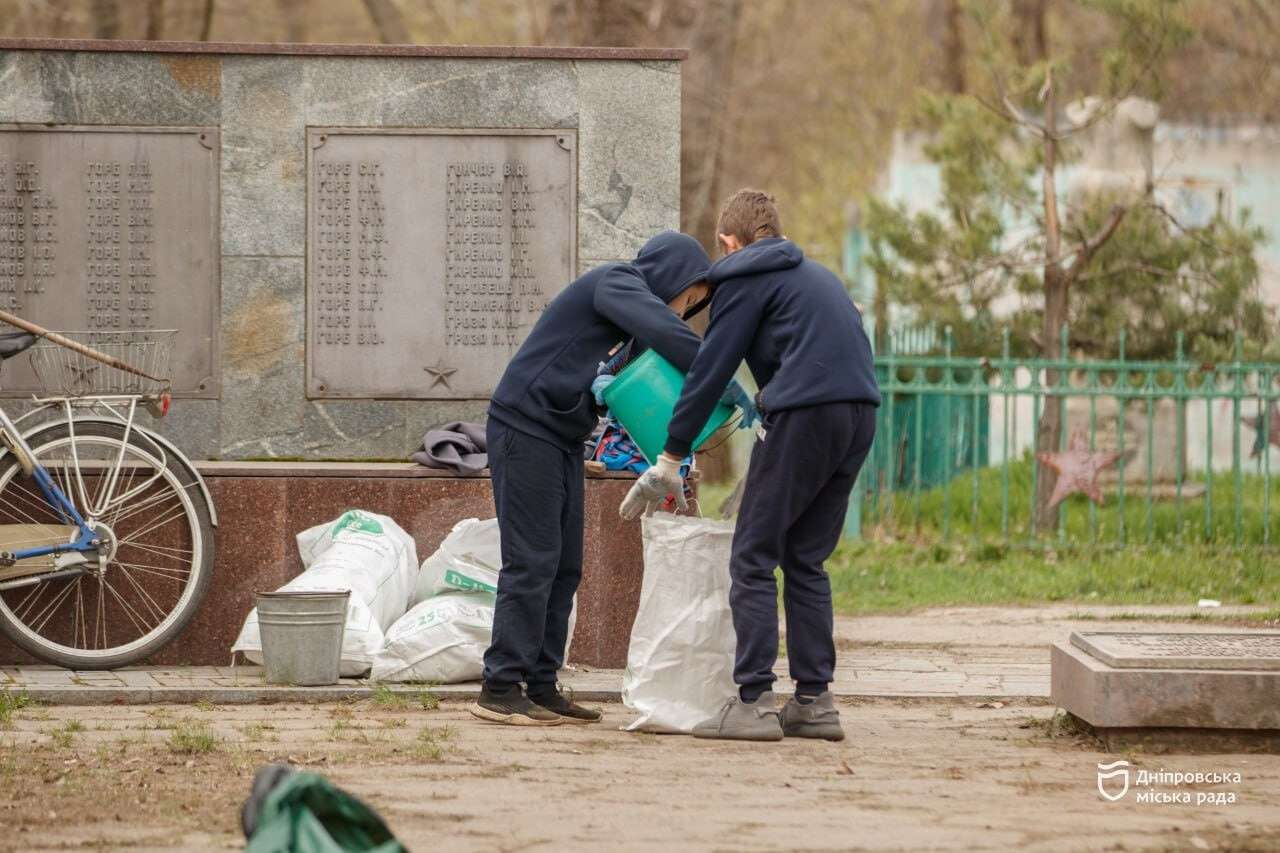 Прибирали листя, садили дерева та фарбували паркани: на лівому березі міста пройшли масштабні толоки в межах акцій #Чистий_Дніпро та #Дніпро_квітучий