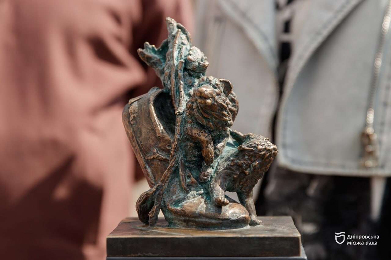  У Дніпрі відкрили 18-ту мініскульптуру проєкту &laquo;Відчуй Дніпро&raquo;, вона присвячена дніпровському Форресту Гампу