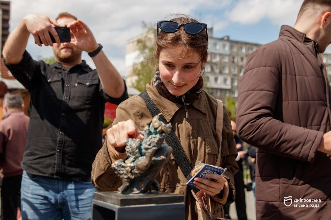  У Дніпрі відкрили 18-ту мініскульптуру проєкту &laquo;Відчуй Дніпро&raquo;, вона присвячена дніпровському Форресту Гампу