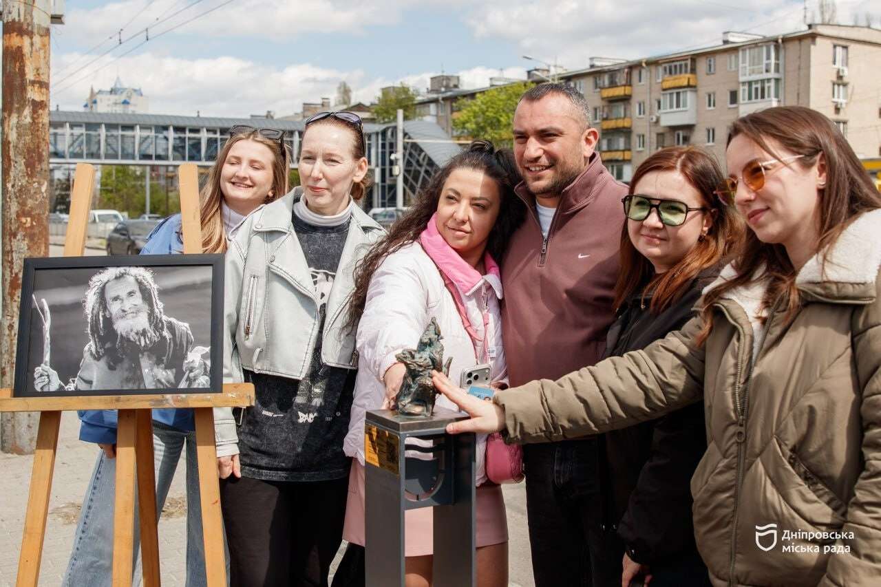  У Дніпрі відкрили 18-ту мініскульптуру проєкту &laquo;Відчуй Дніпро&raquo;, вона присвячена дніпровському Форресту Гампу