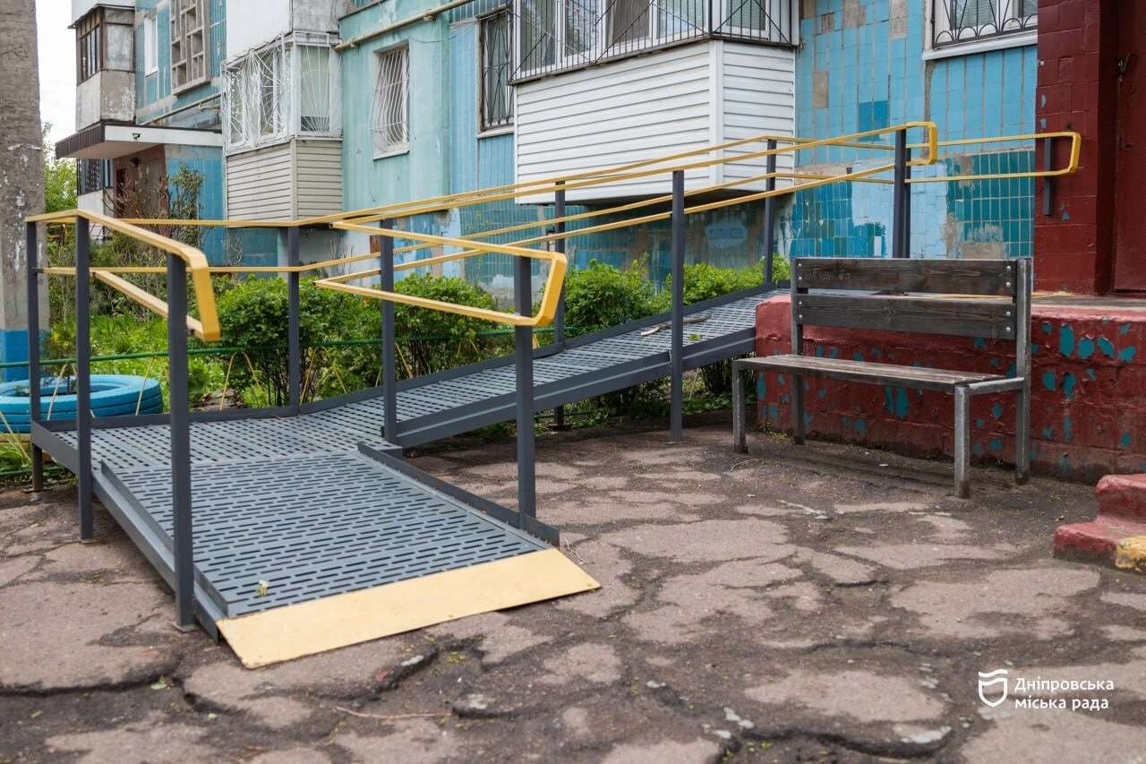 Дніпро без бар&rsquo;єрів: як місто безкоштовно облаштовує пандуси у будинках ОСББ