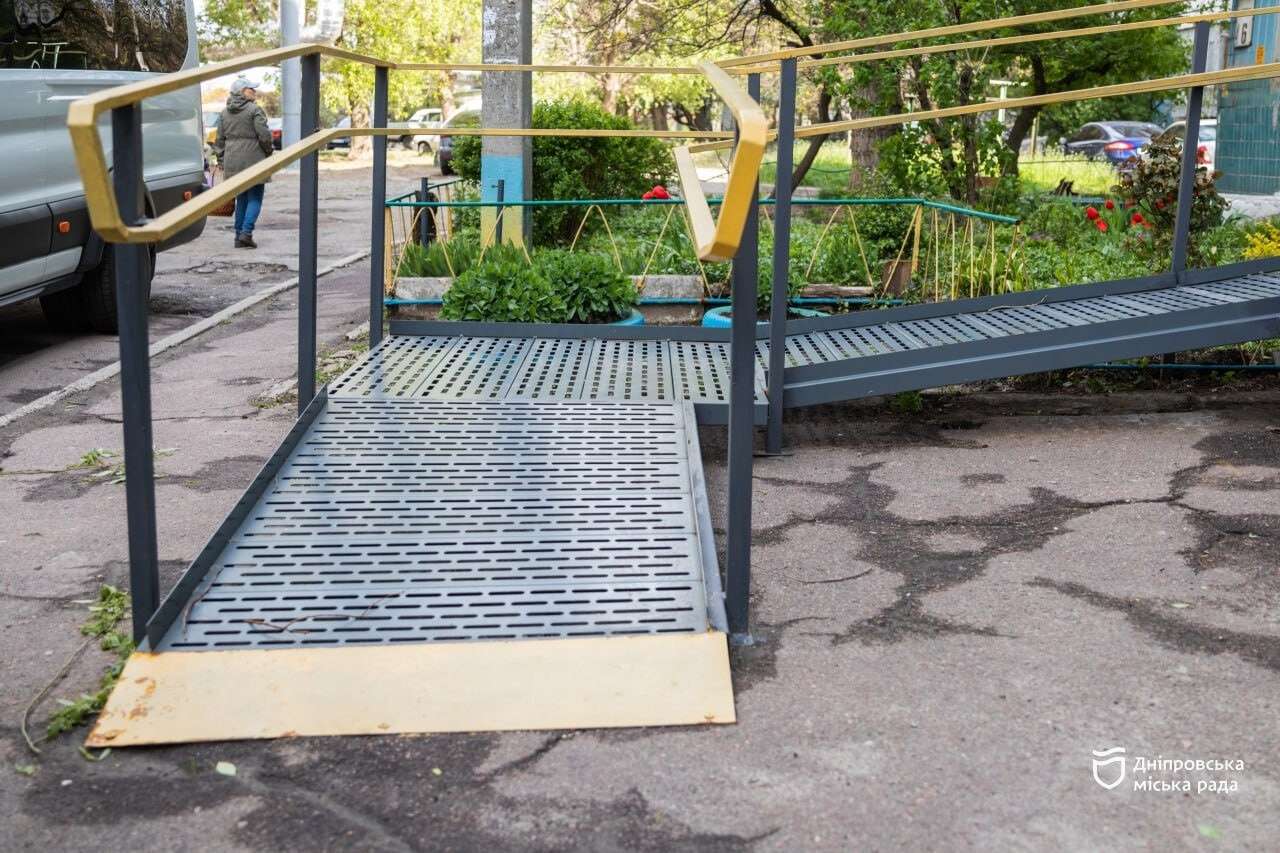 Дніпро без бар&rsquo;єрів: як місто безкоштовно облаштовує пандуси у будинках ОСББ