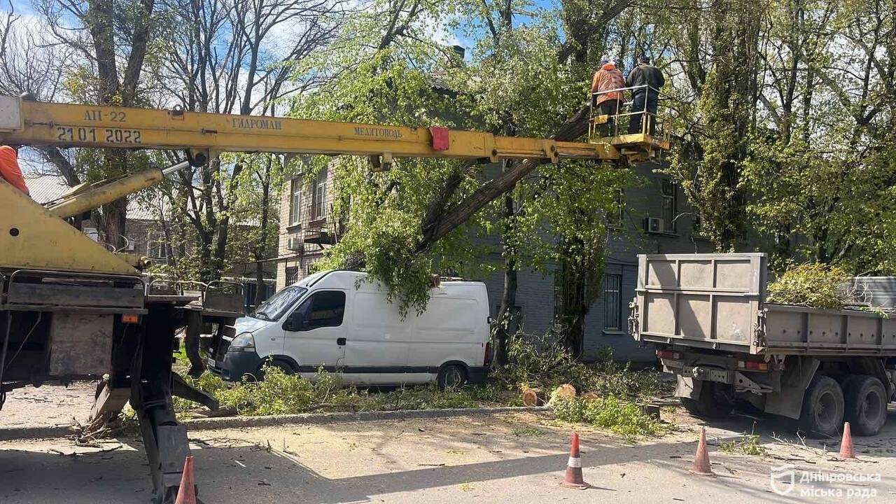 У Дніпрі продовжують ліквідовувати наслідки буревію: вже опрацьовано понад сотню заявок