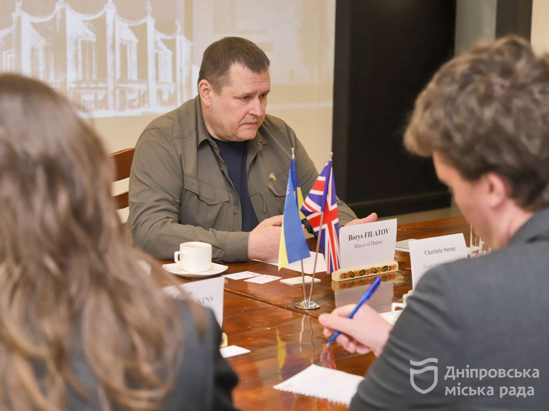Філатов зустрівся з виконуючою обов'язки посла Великої Британії в Україні Шарлоттою Сюрен, котра після масованих обстрілів Дніпра прибула до міста з офіційним візитом