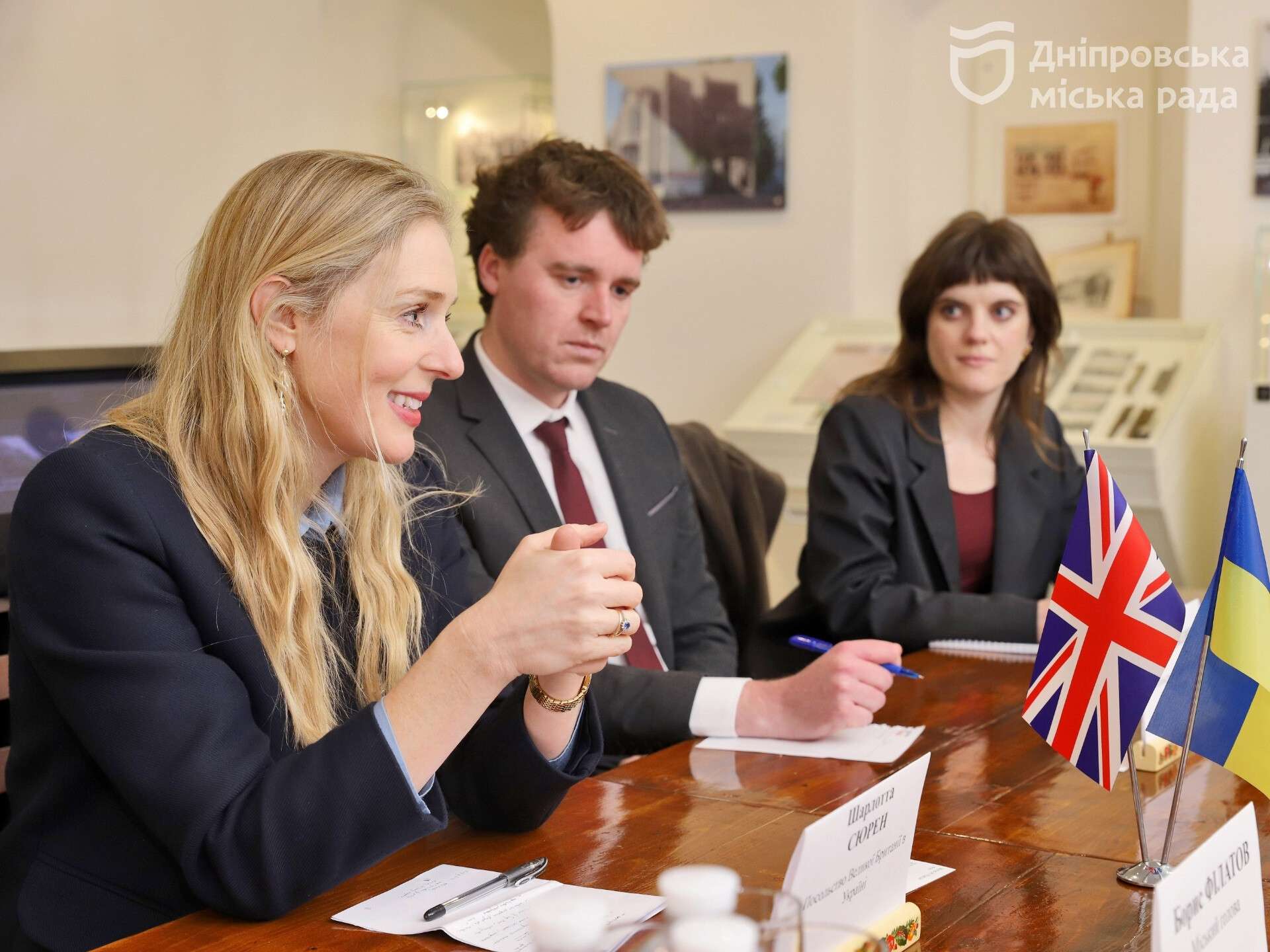 Філатов зустрівся з виконуючою обов'язки посла Великої Британії в Україні Шарлоттою Сюрен, котра після масованих обстрілів Дніпра прибула до міста з офіційним візитом