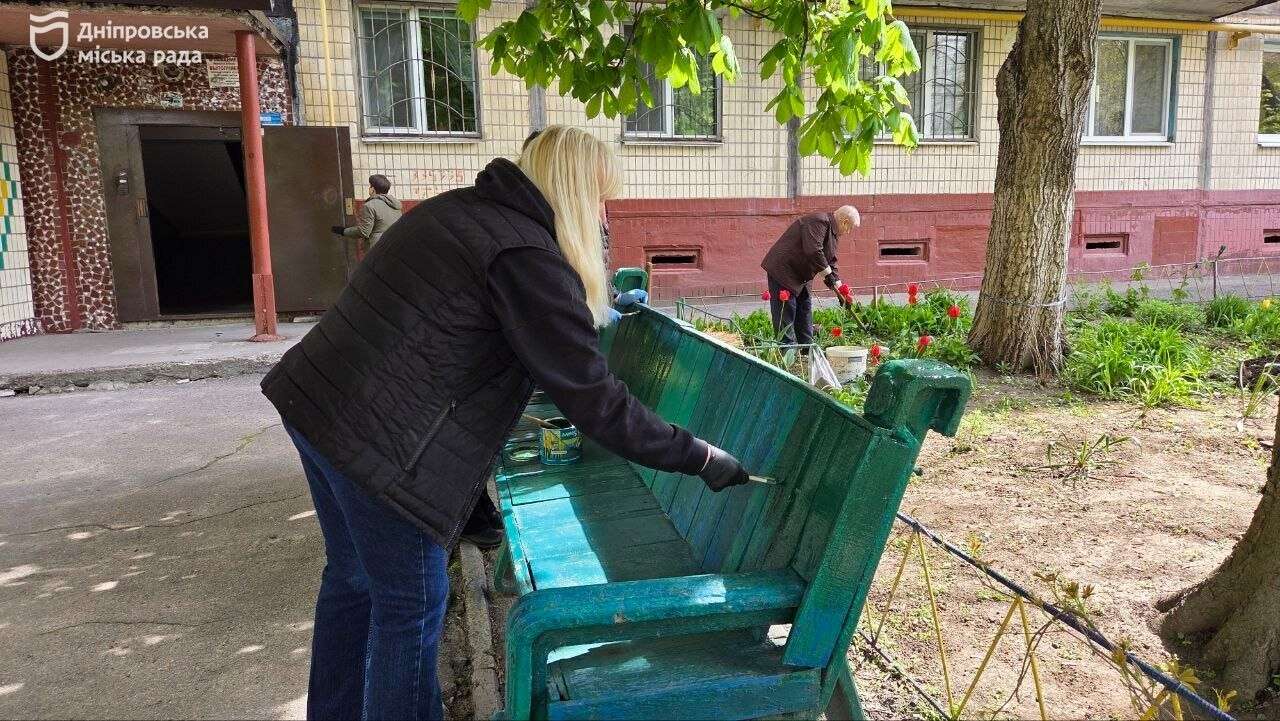 У Дніпрі триває велике прибирання: мешканці Тополі масово долучилися до благоустрою своїх дворів