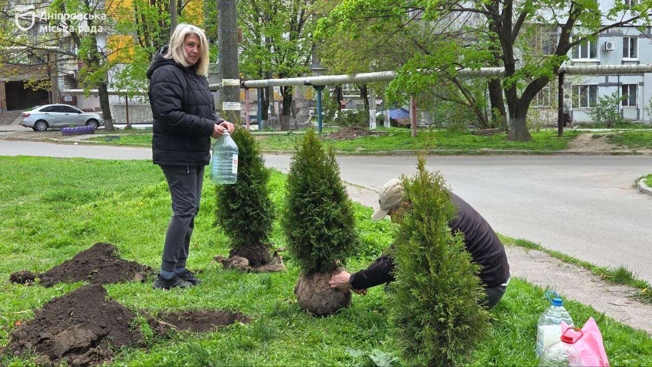 У Дніпрі триває велике прибирання: мешканці Тополі масово долучилися до благоустрою своїх дворів