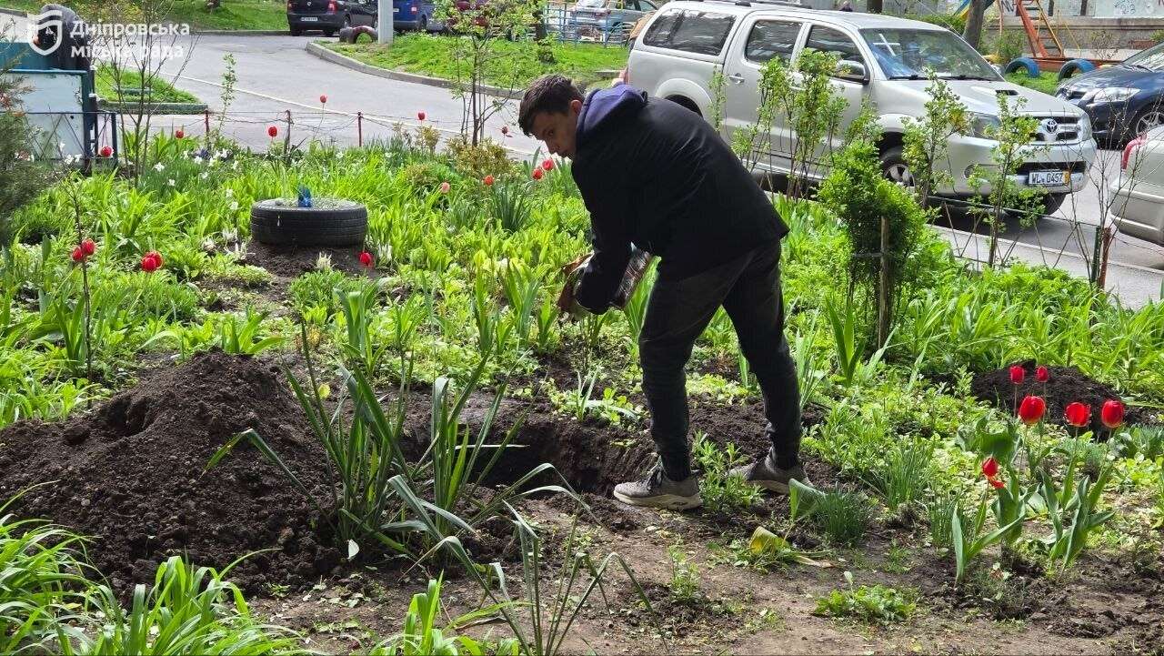 У Дніпрі триває велике прибирання: мешканці Тополі масово долучилися до благоустрою своїх дворів