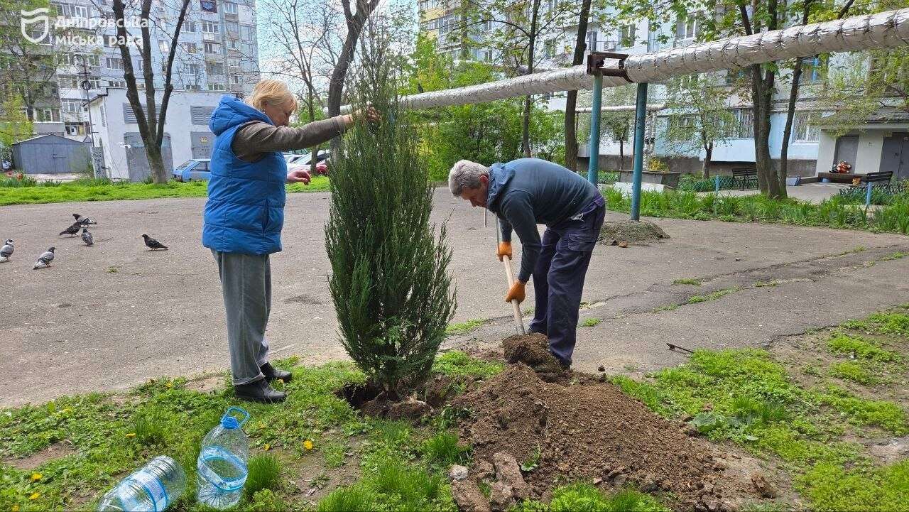 У Дніпрі триває велике прибирання: мешканці Тополі масово долучилися до благоустрою своїх дворів