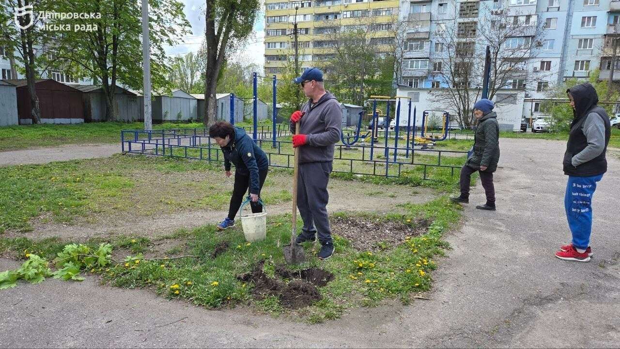 У Дніпрі триває велике прибирання: мешканці Тополі масово долучилися до благоустрою своїх дворів