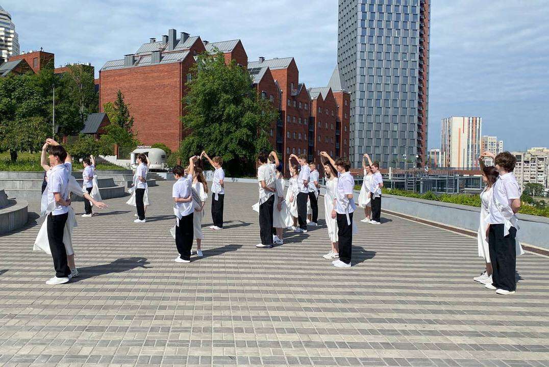 Випускний вальс просто неба: дев'ятикласники одного з ліцеїв Дніпра подарували місту зворушливу традицію