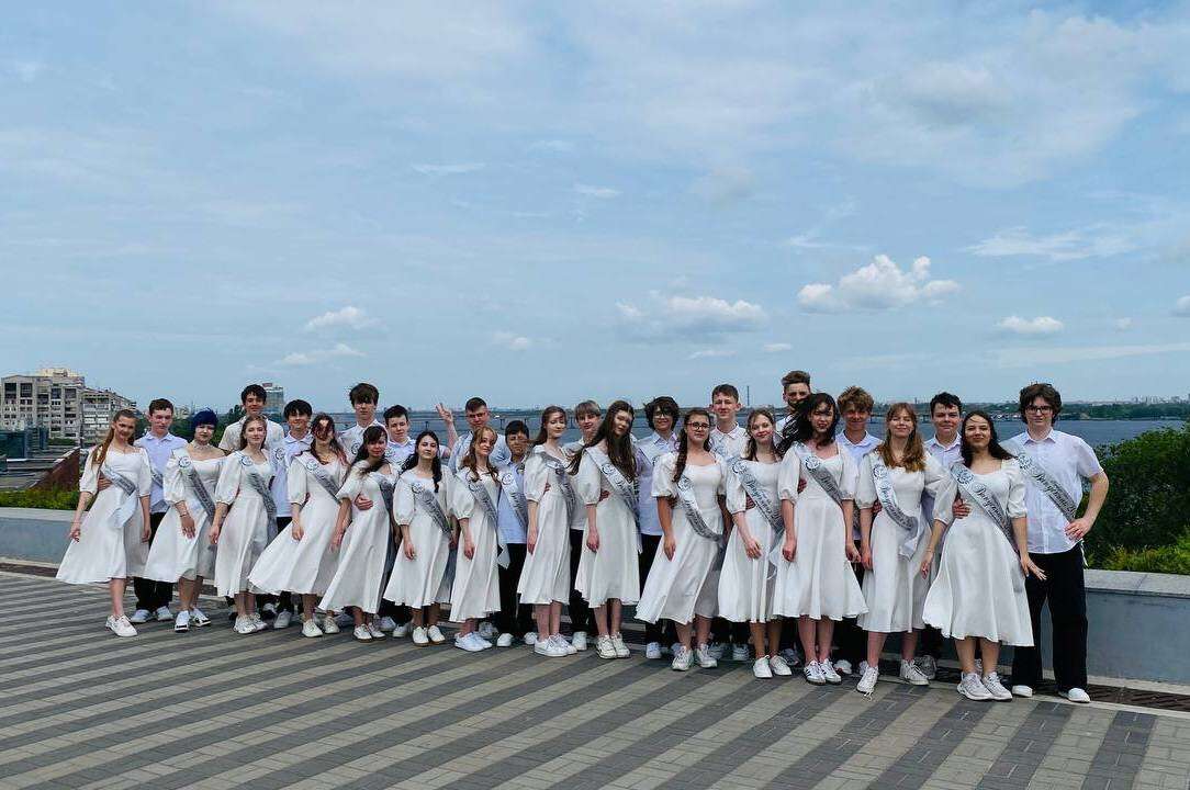 Випускний вальс просто неба: дев'ятикласники одного з ліцеїв Дніпра подарували місту зворушливу традицію