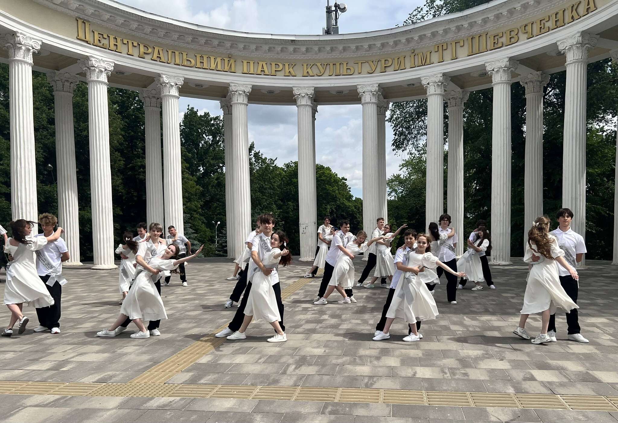 Випускний вальс просто неба: дев'ятикласники одного з ліцеїв Дніпра подарували місту зворушливу традицію