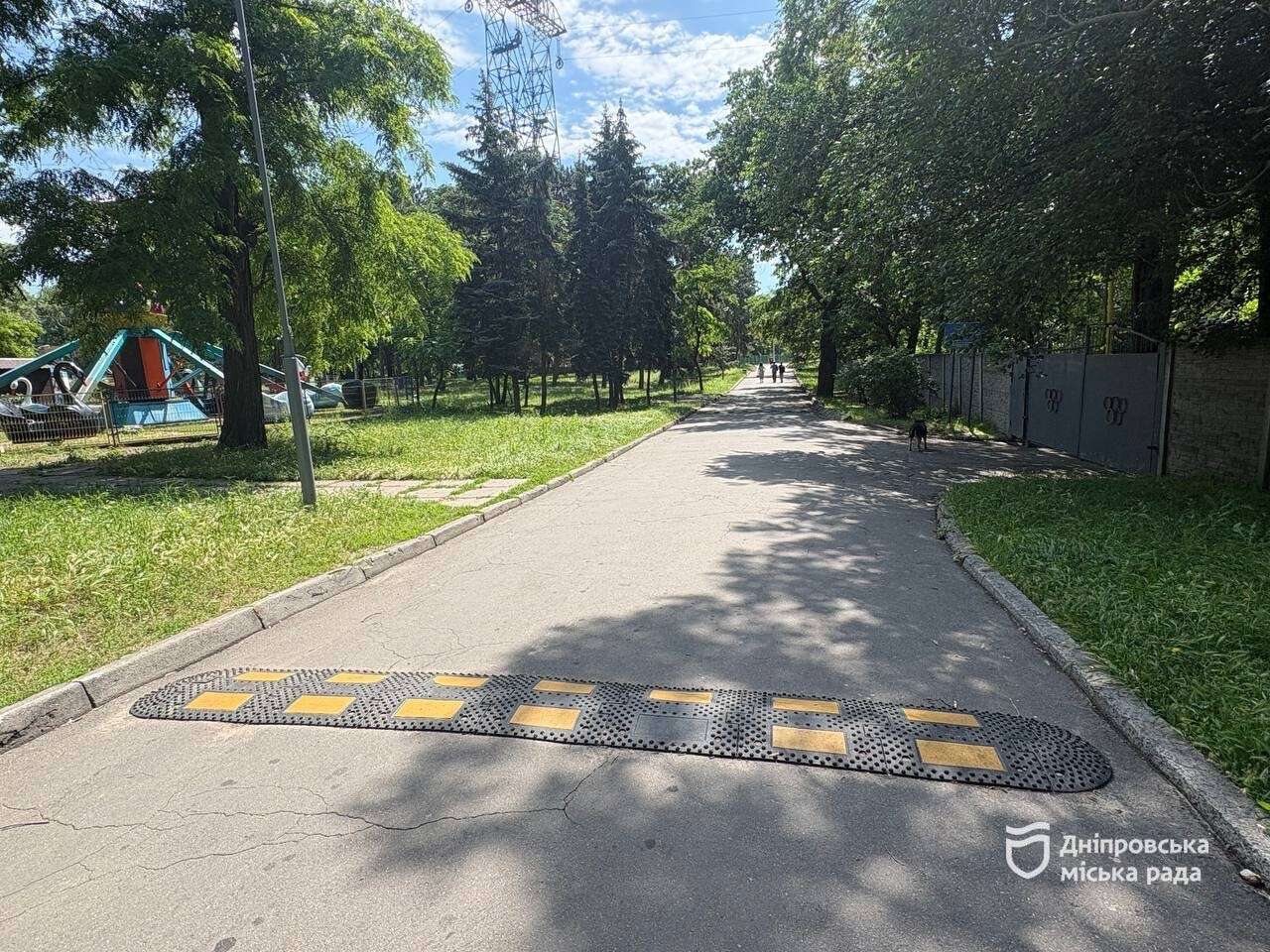 Безпека в пріоритеті: у парках Дніпра встановлюють обмежувачі для самокатів та велосипедів