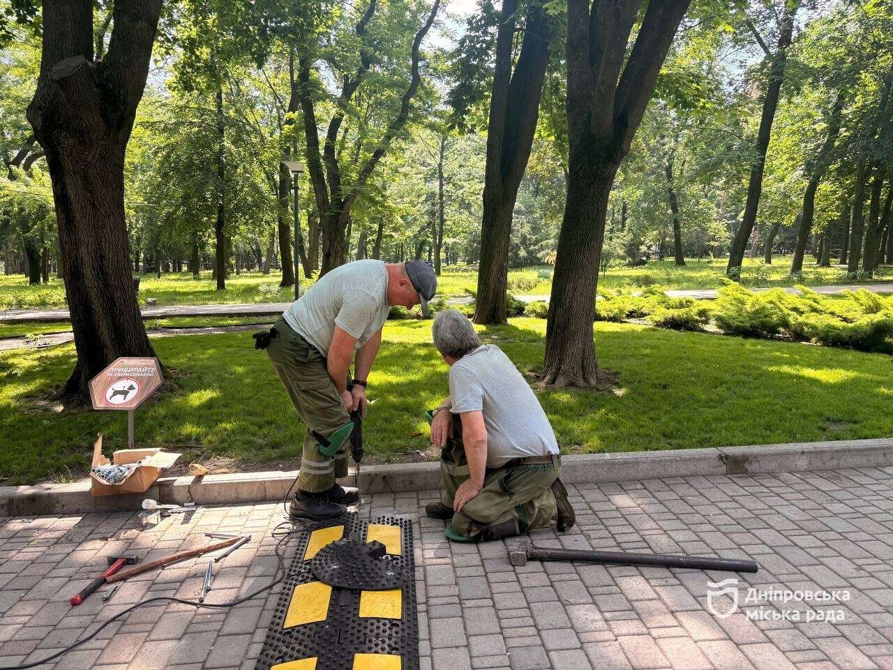 Безпека в пріоритеті: у парках Дніпра встановлюють обмежувачі для самокатів та велосипедів