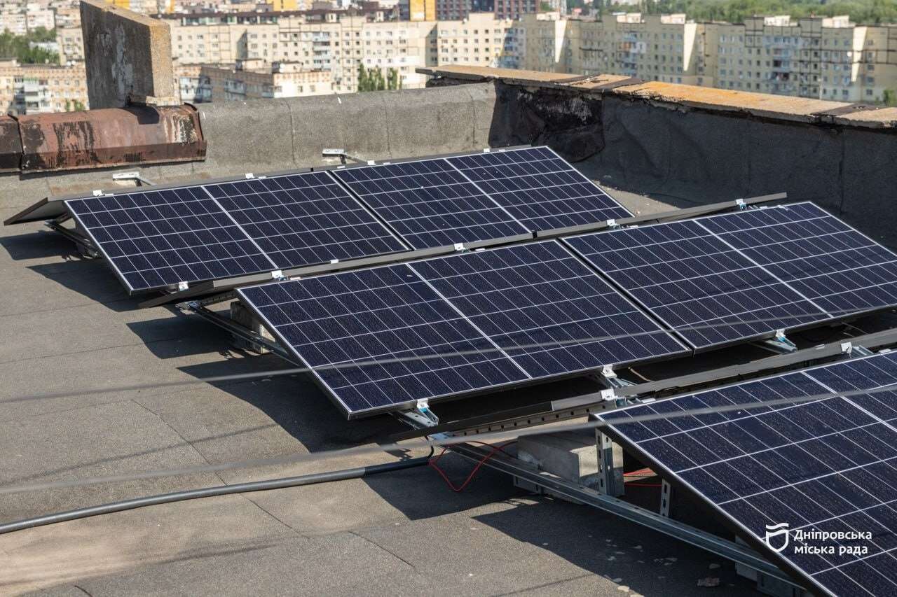 у Дніпрі висотки оснащують сонячними панелями та акумуляторами за кошти міста