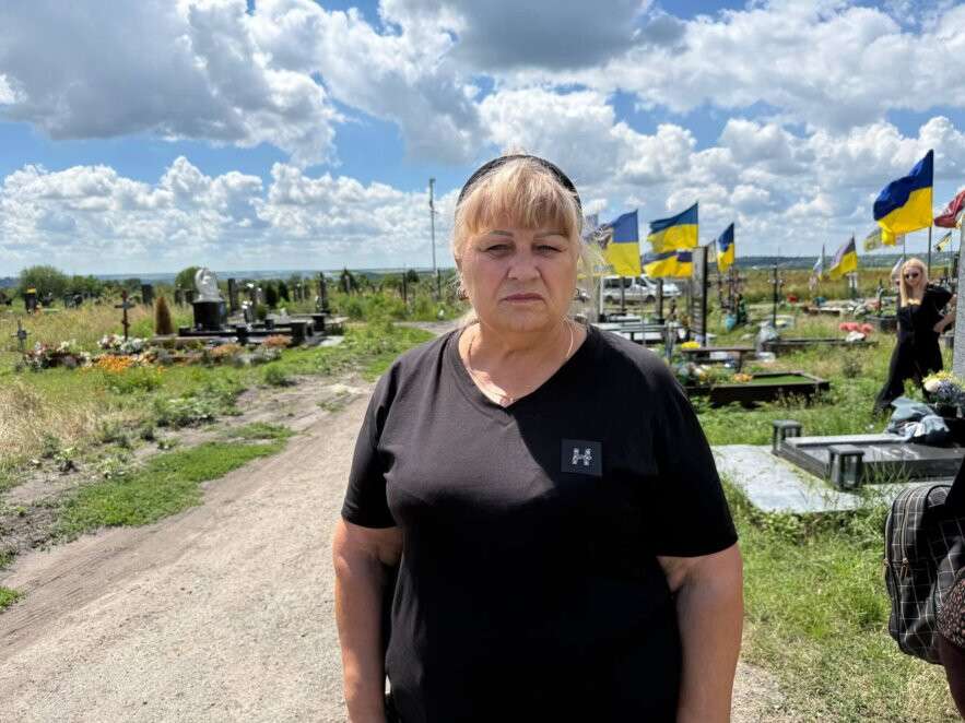 &laquo;Ми просимо лише ладу&raquo;: у Дніпрі матері загиблих воїнів зустрілися з владою через стан Краснопільського кладовища