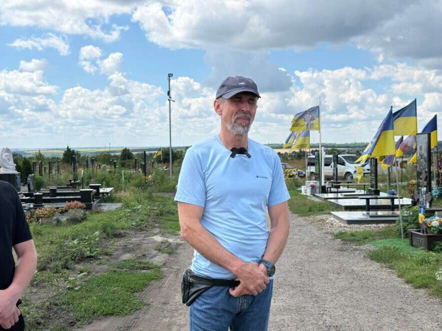 &laquo;Ми просимо лише ладу&raquo;: у Дніпрі матері загиблих воїнів зустрілися з владою через стан Краснопільського кладовища