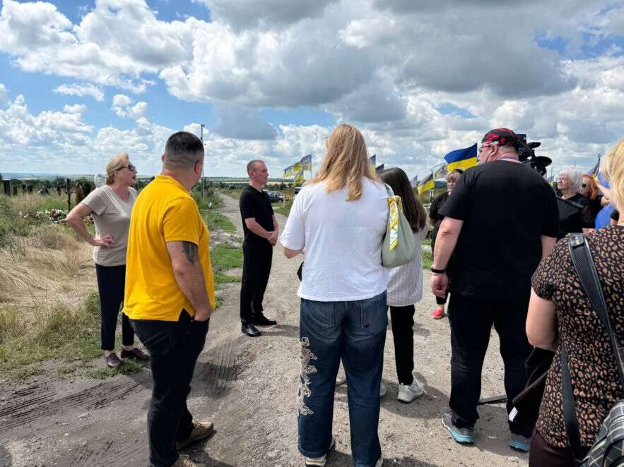 &laquo;Ми просимо лише ладу&raquo;: у Дніпрі матері загиблих воїнів зустрілися з владою через стан Краснопільського кладовища