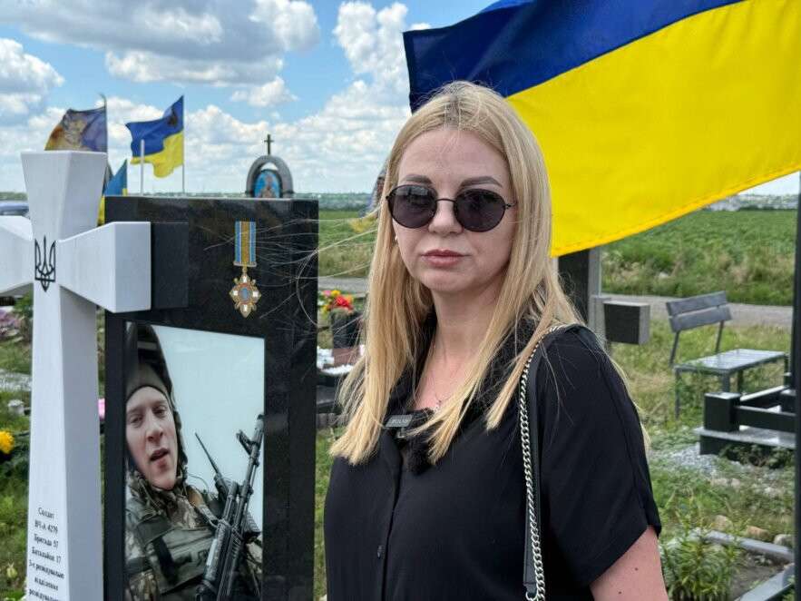 &laquo;Ми просимо лише ладу&raquo;: у Дніпрі матері загиблих воїнів зустрілися з владою через стан Краснопільського кладовища