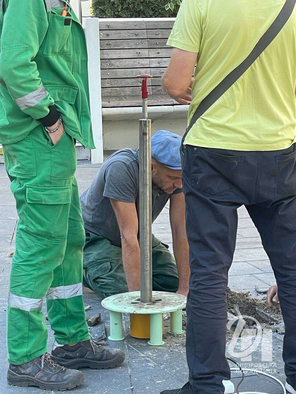 У Дніпрі на вулиці Яворницького відновлюють питні фонтанчики