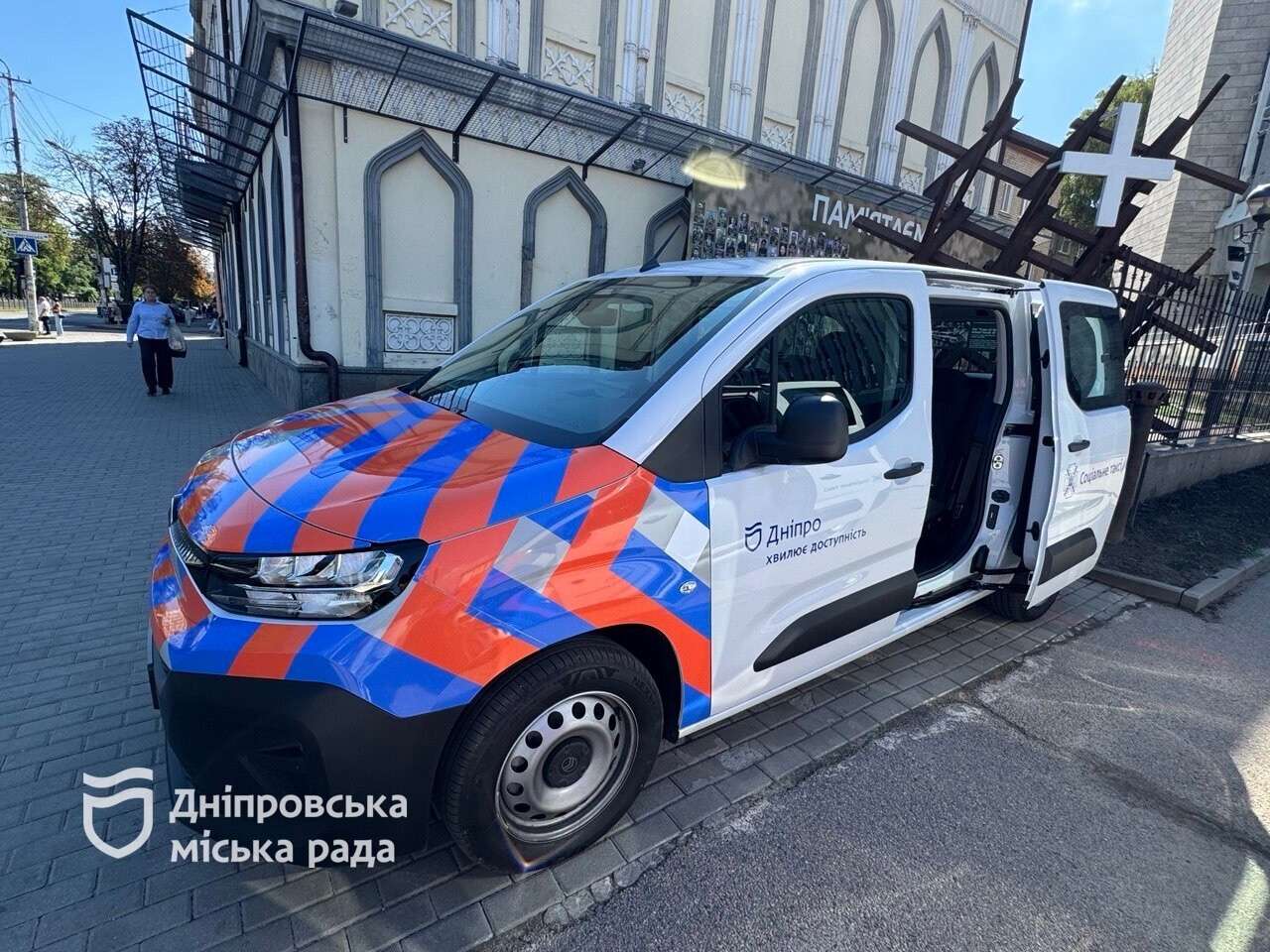 У Дніпрі «Соціальне таксі» отримало нові автомобілі: як ветеранам скористатися безкоштовною послугою