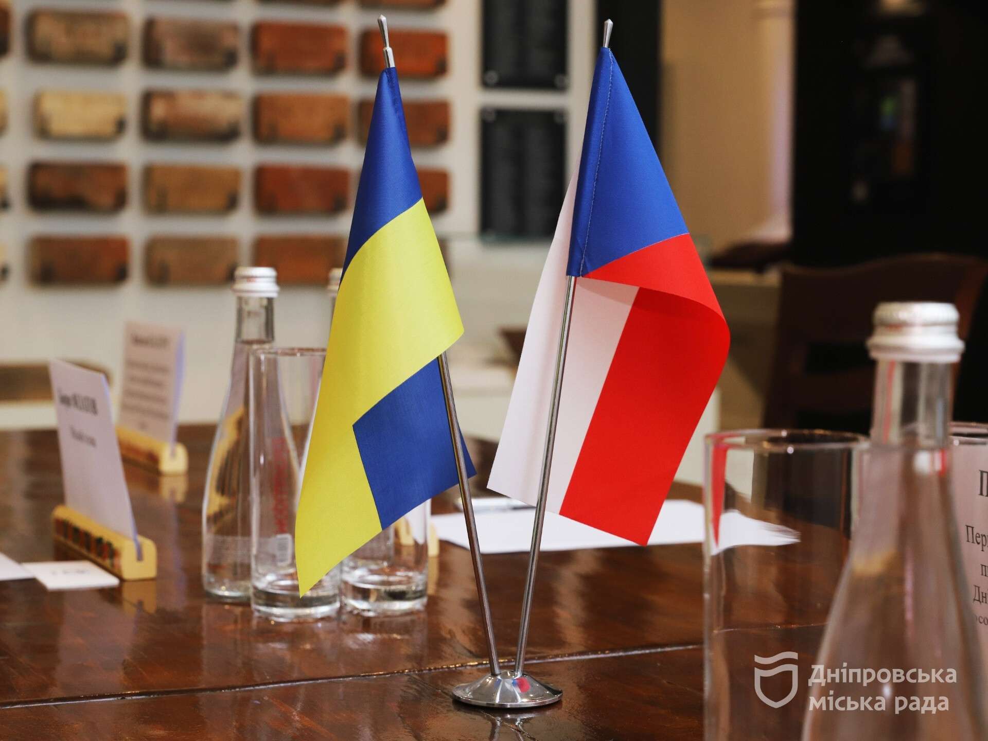 «Готові підтримувати Дніпро та область перед зимою». Після масованого нічного обстрілу до міста на зустріч із Філатовим прибув посол Чехії Лубош Весели