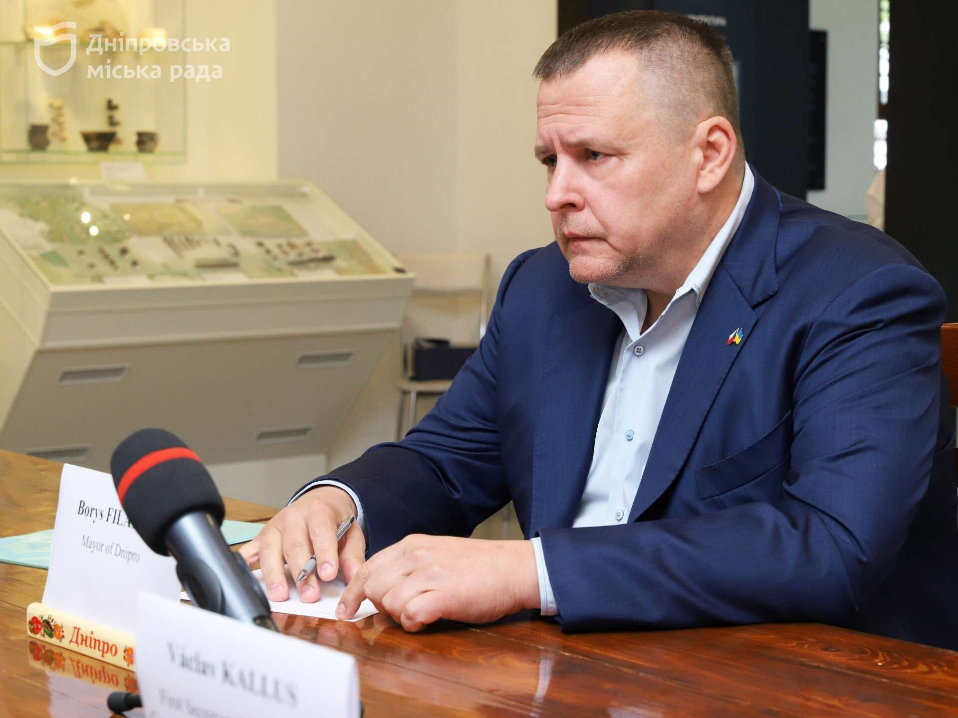 «Готові підтримувати Дніпро та область перед зимою». Після масованого нічного обстрілу до міста на зустріч із Філатовим прибув посол Чехії Лубош Весели