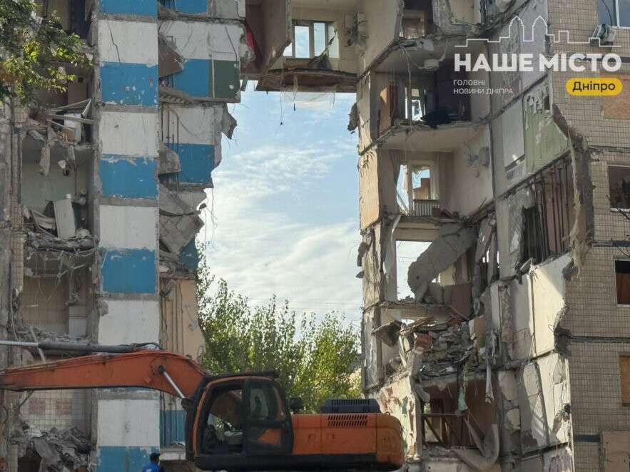 Проведено головний етап демонтажу: на пр. Героїв, 46 відокремили зруйнований «шахедом» під’їзд від решти будинку