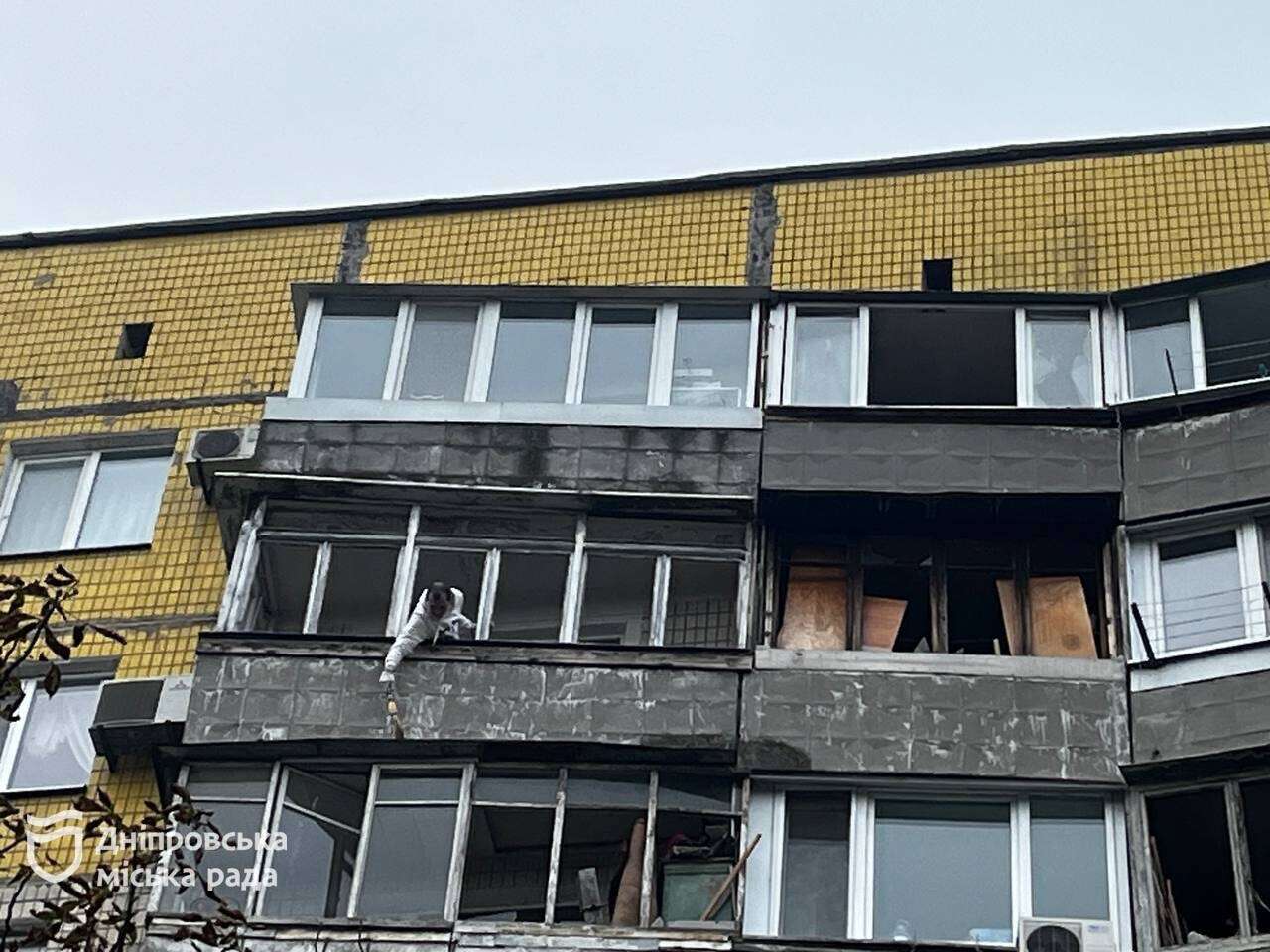 У Дніпрі внаслідок ранкової атаки 13 жовтня пошкоджено будинки, комунальні заклади, автівки. Куди звертатись по допомогу